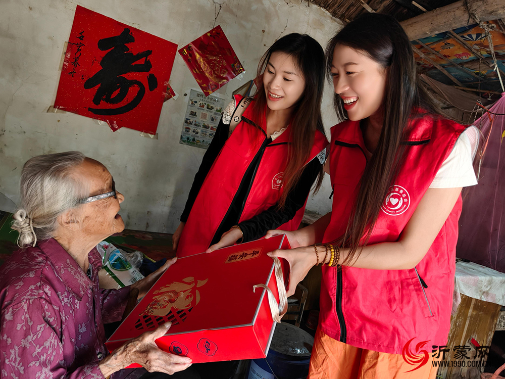 迎中秋女雷锋志愿团走进社区(村庄)献爱心