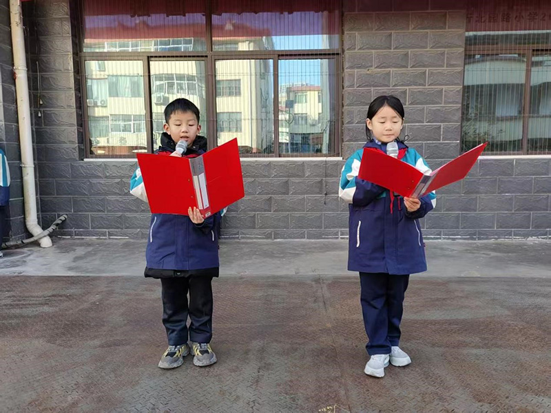 北园路小学东岳校区升旗礼 快板声里的少年劲儿